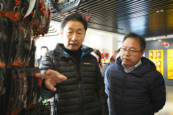 泰山学院副校长一行人莅临鲁普耐特集团参观调研
