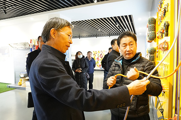 泰山学院副校长一行人莅临鲁普耐特集团参观调研