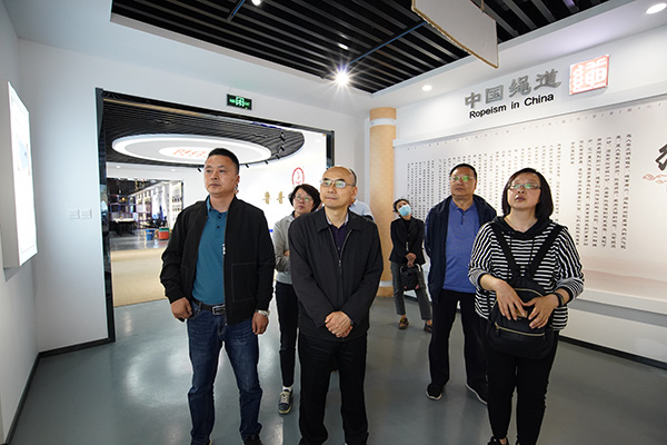 泰州市市场监督管理局和  国家特种劳动防护用品质量监督检验中 心（江苏）领导与专家  莅临鲁普耐特集团参观指导