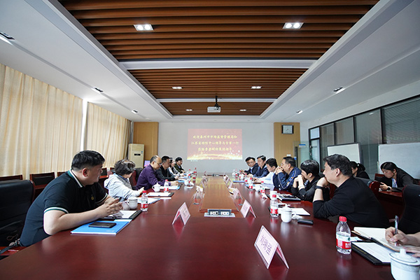 泰州市市场监督管理局和  国家特种劳动防护用品质量监督检验中 心（江苏）领导与专家  莅临鲁普耐特集团参观指导
