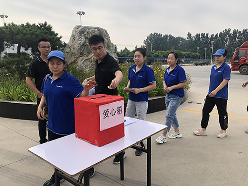 爱心点燃希望，真情传递温暖