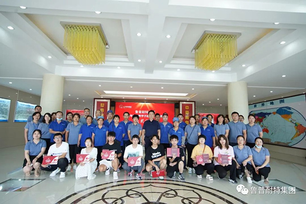 鲁普要闻|鲁普耐特集团2022年度优 秀学子助学及金 牌师傅颁奖仪式成功举行