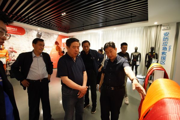 泰安市企业与企业家联合会调研组一行人莅临鲁普耐特集团参观调研